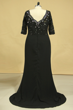 Load image into Gallery viewer, 2022 Plus Size Black V Neck Mother Of The Bride Dresses With Beads And Applique Chiffon