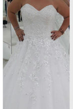 Load image into Gallery viewer, 2022 Wedding Dresses Sweetheart Tulle A Line With Applique And Beads Lace Up