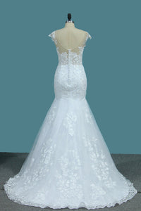 2022 Scoop Open Back Lace Wedding Dresses With Applique Covered Button