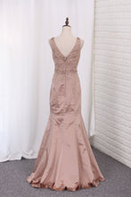 Load image into Gallery viewer, 2022 New Arrival Evening Dresses V Neck Satin With Beading Mermaid