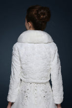 Load image into Gallery viewer, Wedding Lace / Faux Fur Capelets Long Sleeves Fur Wraps