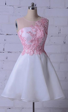 Load image into Gallery viewer, Beautiful Cute Lace Homecoming Dresses Evelin Cocktail Round Neck Sleeveless Appliques Dress CD934