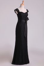 Load image into Gallery viewer, 2022 Black Off The Shoulder Bridesmaid Dresses Sheath Floor Length Lace